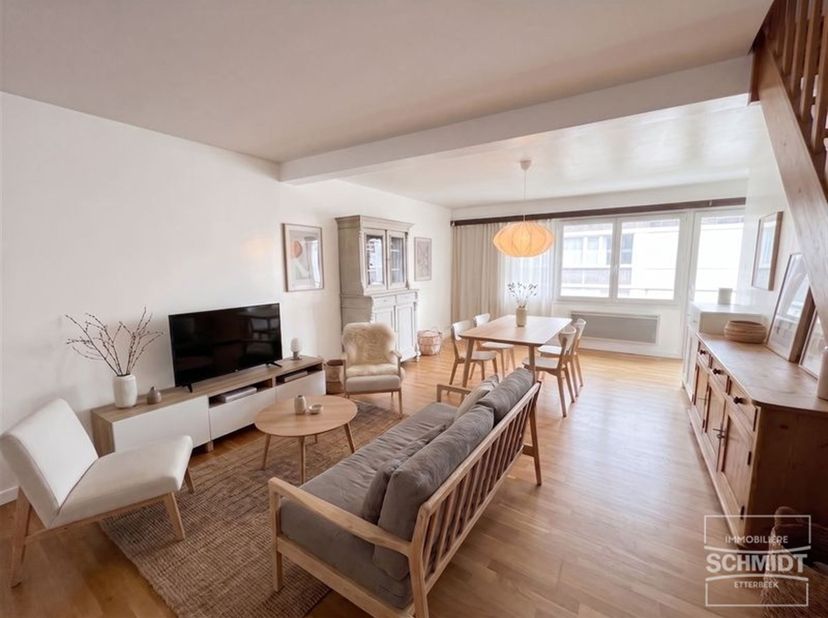 IMMOSCHMIDT (Réf. 29811) - NIVELLES - BAIL A RESPECTER : Très bel appartement de 105 m² situé dans un clos calme et recherché. Il se compose d'un hall