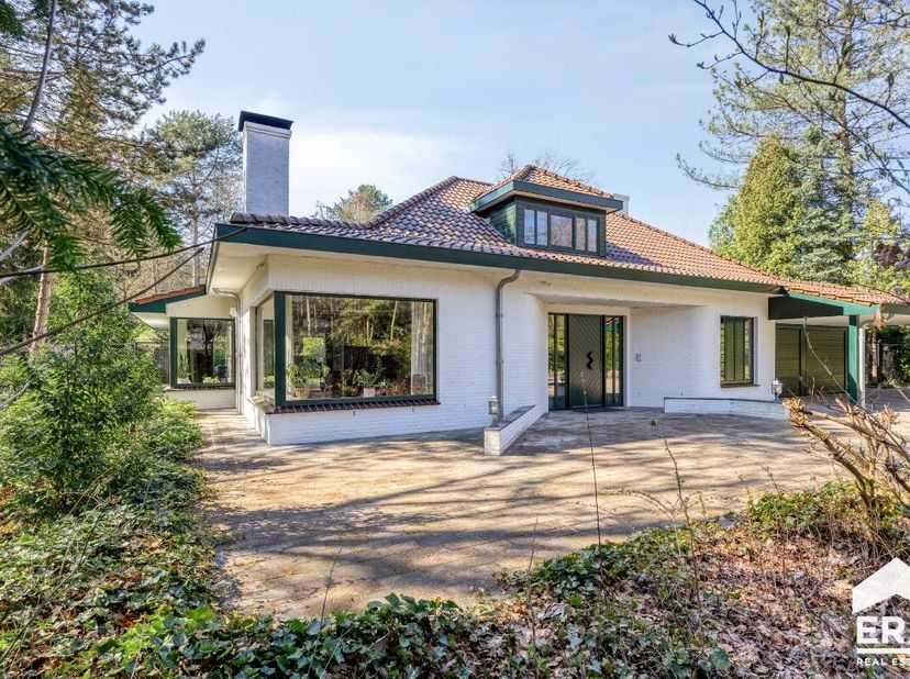 De woning is degelijk gebouwd en is door de huidige eigenaar opgefrist en vernieuwd. Vanuit iedere kamer is er een schitterend zicht op de tuin. Inpan