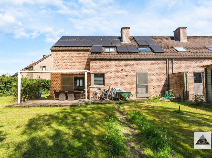 Vucht, deelgemeente van Maasmechelen, is één van de Maaslandse dorpen. <br />
Deze eigendom is bijzonder goed gelegen : de tuin paalt aan de WINTERDIJ