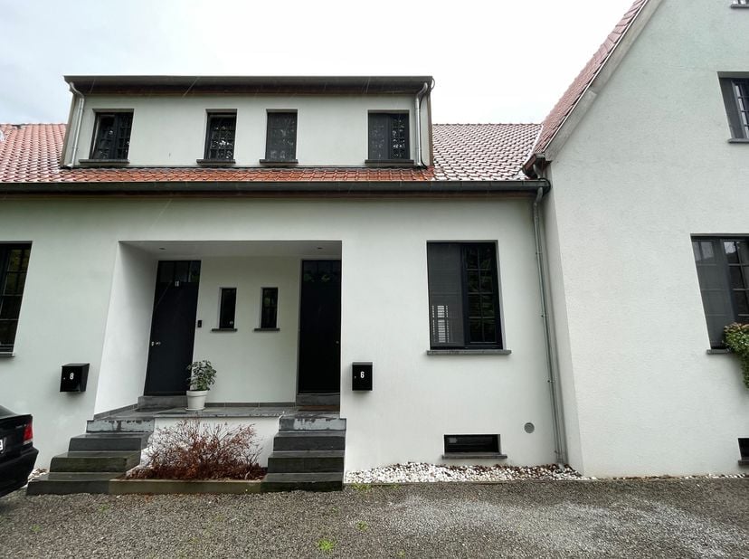 Charmante gerenoveerde woning met 2 slaapkamers, ruim terras en privé parkeerplaats!<br />
<br />
Deze instapklare woning is gelegen op een gunstige