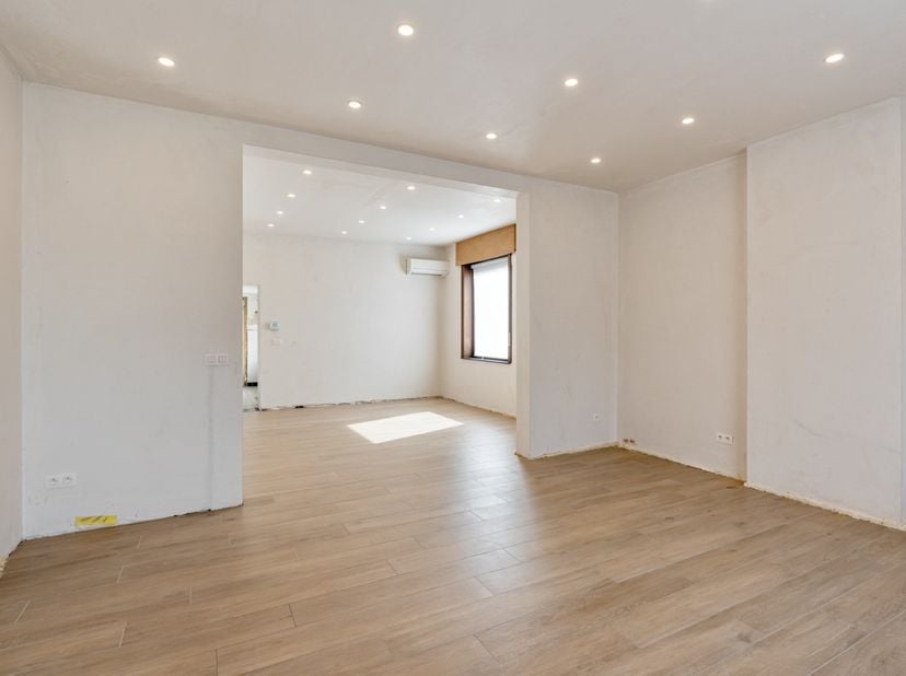 Te renoveren haflopen bebouwing met 3 slaapkamers op een perceel van 13a77ca, gelegen aan de Molemstraat nabij het centrum van Lummen. De woning is ce