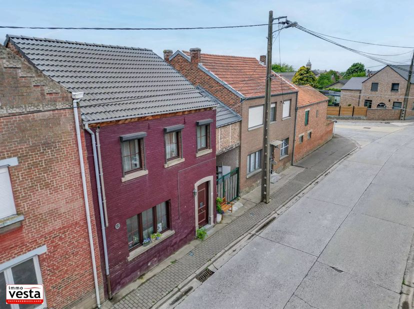 Deze gezinswoning biedt heel wat mogelijkheden: ruimte voor werk of hobby, groter gezin of kangoeroewoning.<br />
Ze is voorzien van een carport en ee