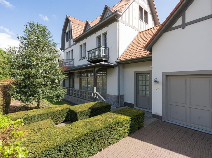 GENVAL, sur les hauteurs du LAC, magnifique VILLA (5ch/4sdb) d'architecture normande datant de 1920, entièrement rénovée avec goût en 2015 et sise sur