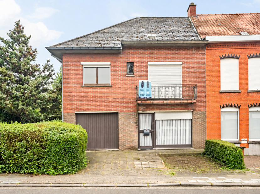 Ruime gezinswoning met 4 slaapkamers op uitzonderlijk perceel van 2.330 m²!<br />
Bent u op zoek naar een ruime woning met veel potentieel en een uitz