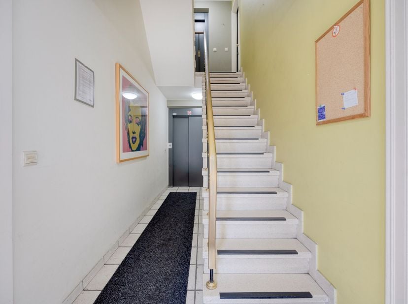 Dit gunstig gelegen appartement beschikt over twee slaapkamers, twee terrasjes en een garagebox. Doordat het appartement gelegen is in het centrum van