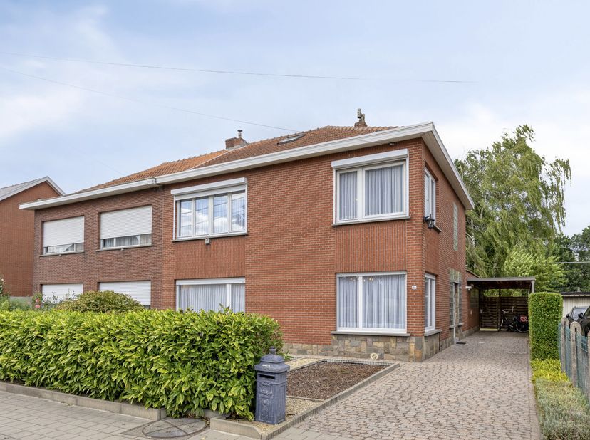 Gelegen op een rustige locatie bevindt zich deze uitstekend onderhouden en instapklare driegevelwoning. Dankzij het gunstige EPC-label C geniet u hier