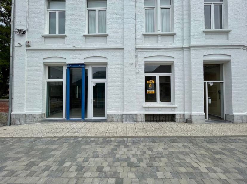 Appartement rez-de-chaussée 2 chambres à rénover situé en face de la gare de Marloie, à proximité immédiate de Marche-en-Famenne.<br />
Le bien est un