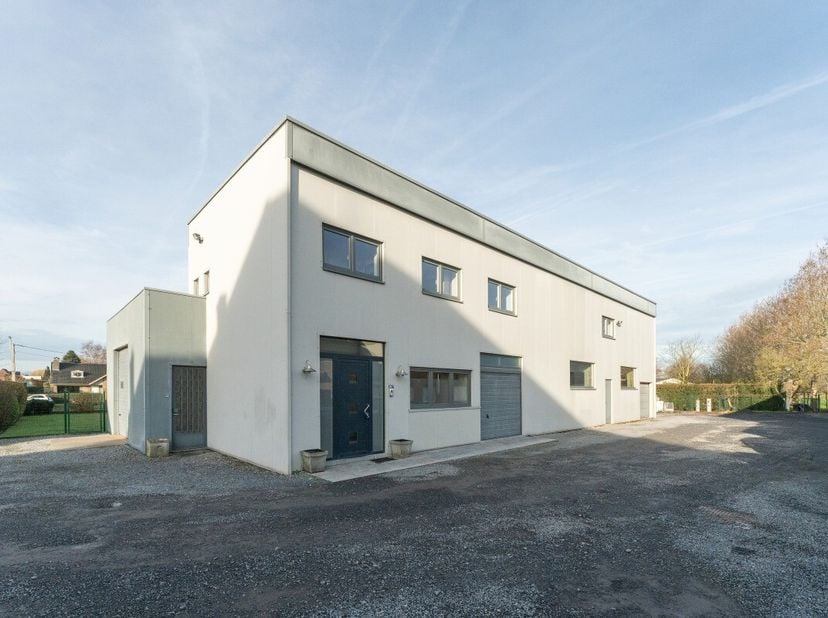 Te koop: open handelspand in Wielsbeke, gunstig gelegen langs de Rijksweg en vlot bereikbaar via belangrijke invalswegen. Dit veelzijdige pand die vol