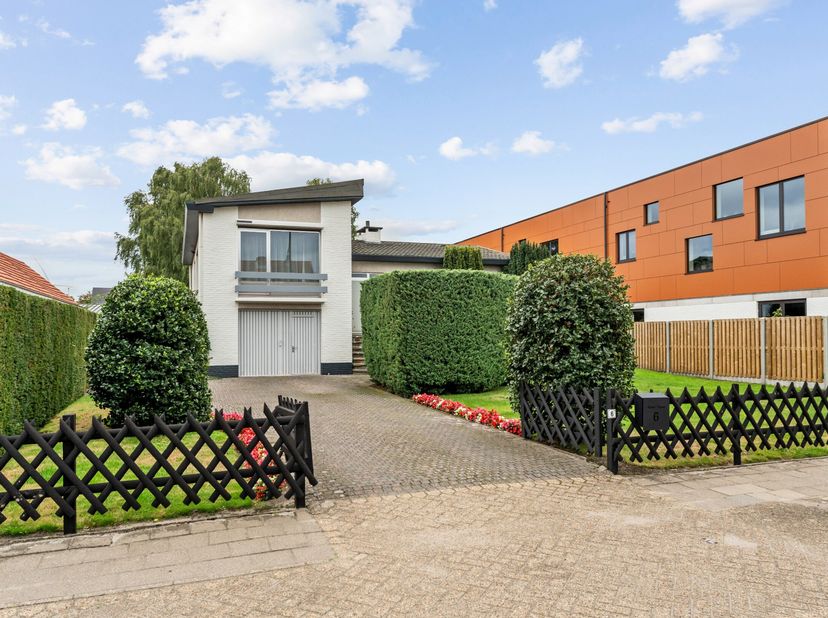 Deze vrijstaande woning bevindt zich in het aangename Arendonk en is de ideale gezinswoning door zijn centrale locatie en fraai aangelegde zuidoost ge