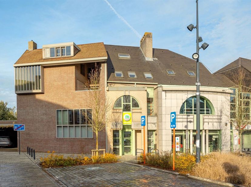Modern en lichtrijke kantoorruimte in het hart van Opwijk! Dit pand is uiterst geschikt voor een klein bedrijf, consulentschap of startende ondernemin