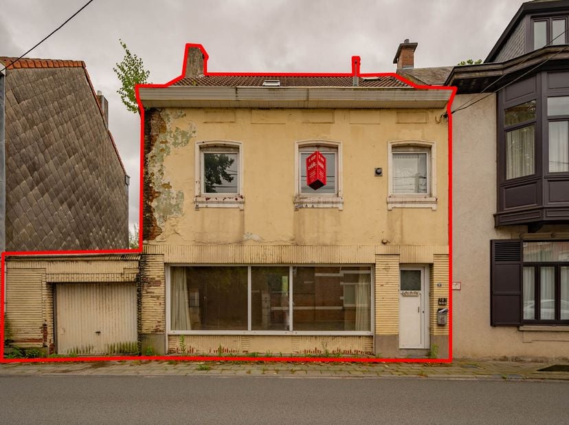 WONING MET GARAGE<br />
<br />
Een te renoveren woning gelegen op een perceel van 8a 60ca. Het gelijkvloers omvat een inkomhal, een leefruimte, een ke