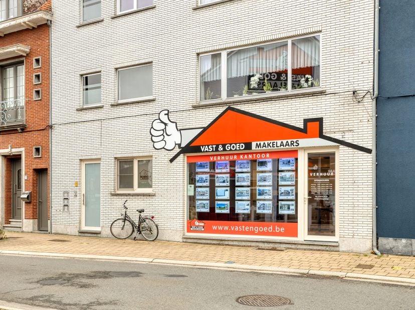 Bureau rénové et idéalement situé à Geel !<br />
<br />
Bureau au rez-de-chaussée avec cuisine et WC, comprenant également l’ensemble de la cave. PEB
