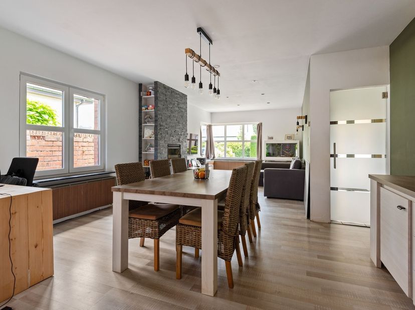 Woning met 4 slpk op prachtig perceel van 10a 21ca<br />
<br />
Bent u op zoek naar een woning die u volledig naar eigen smaak kunt renoveren/modern
