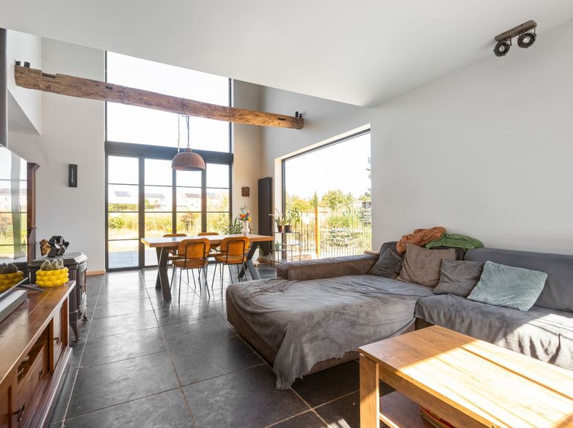 Ruime karaktervolle woning met tal van mogelijkheden op 3.521 m²<br />
<br />
Op een ruim perceel van maar liefst 3.521 m² vinden we deze bijzondere