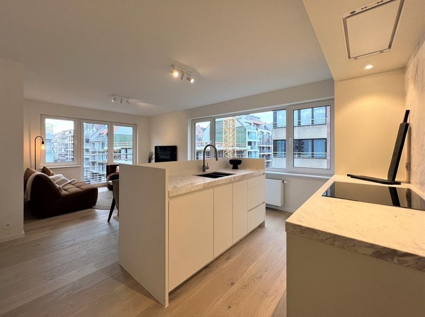 Zéér mooi gerenoveerd 2-slaapkamer appartement gelegen in het centrum, nabij het strand en de winkels.&amp;nbsp;<br />
<br />
Indeling: Inkomhal met ingem