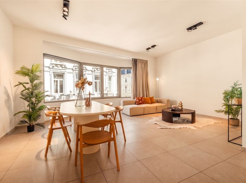 Ruim appartement met 2 slaapkamers, 2 badkamers op AAA-locatie! <br />
<br />
Dit kleinschalig en recent gerenoveerd gebouw bestaat uit 7 appartemen