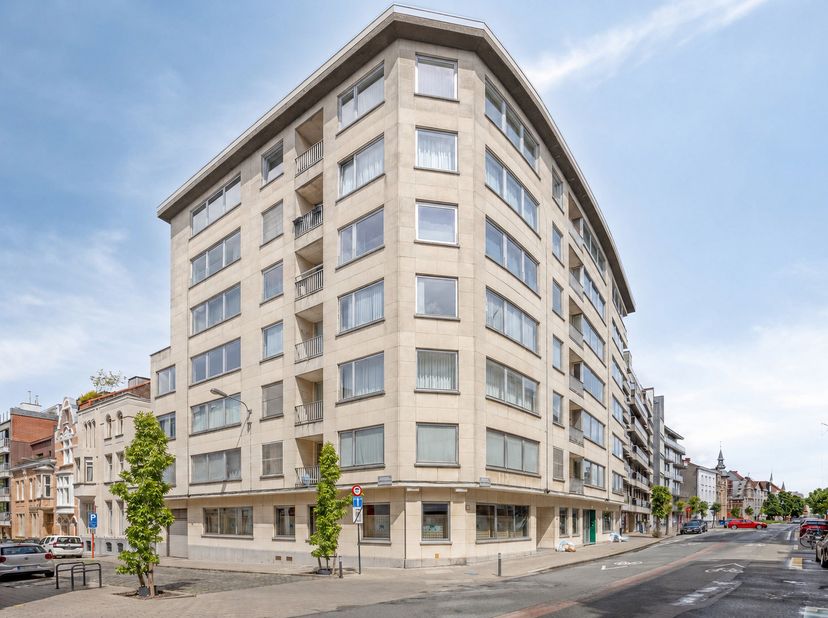 Indeling: <br />
<br />
- inkomhal met gastentoilet<br />
- lichtrijke leefruimte met grote raampartijen<br />
- ingerichte keuken<br />
- balkon <br