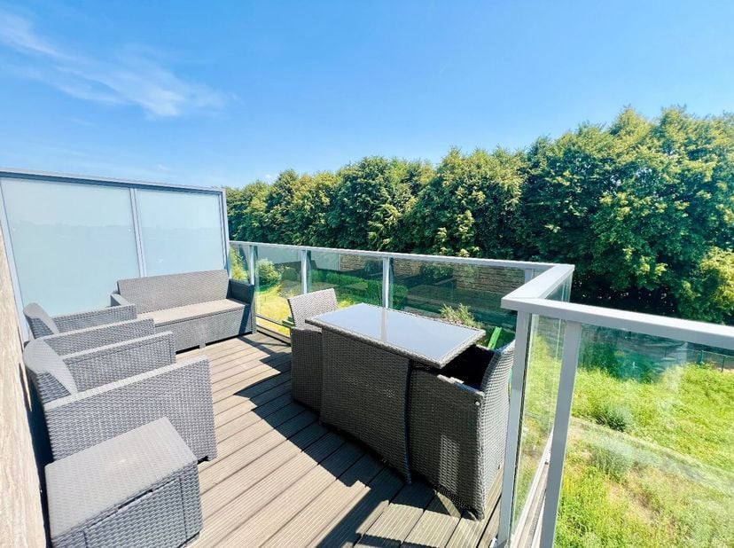 Gezellig 1-slaapkamerappartement gelegen op de bovenste verdieping van een verzorgd appartementsgebouw bereikbaar via lift in de rand van Tienen, met