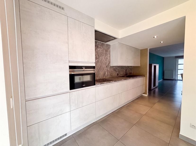In een rustige en aangename woonomgeving in Gijzegem bevindt zich dit instapklare, gemeubelde gelijkvloerse appartement. Dankzij de ruime indeling, de