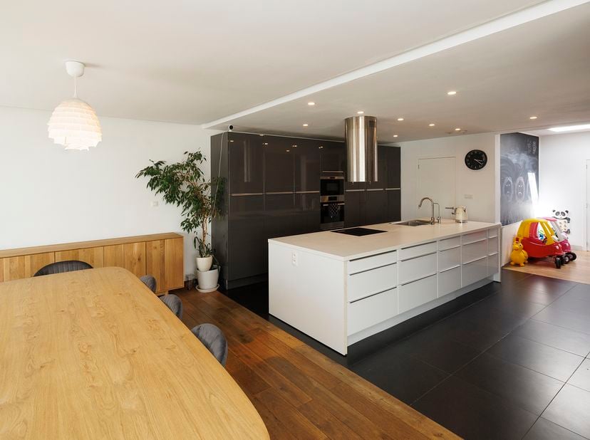 Op zoek naar ruimte ? Graag combinatie wonen en werk ?  In deze woning vindt u het allemaal !<br />
De verzorgde ruime inkomhal met toegang tot de ste