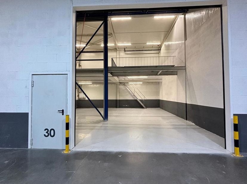 Op zoek naar een ruime en makkelijk toegankelijke opslagplaats? Deze unit is gelegen in een verzorgd en beveiligd complex, ideaal voor zowel professio