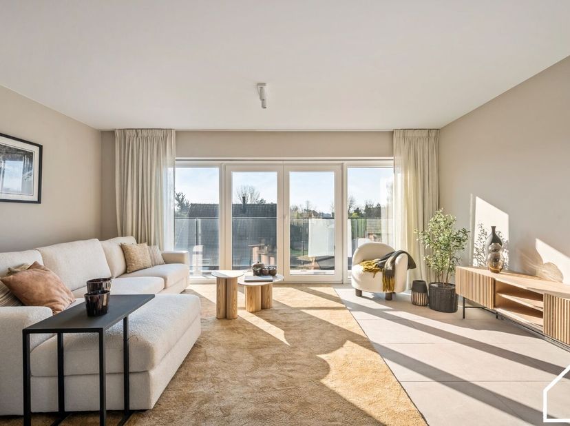 Appartement van 112,41 m² op de derde verdieping bestaande uit een inkomhal met vestiaire, WC, berging en badkamer, ruime living met veel lichtinval v