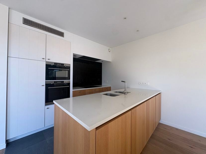 Ligging<br />
Dit moderne appartement is gelegen aan de Poolse Winglaan in Gent, op een uitstekende locatie nabij AZ Maria Middelares en de Kortrijkse