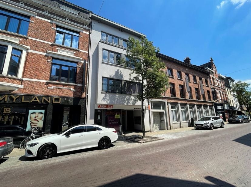 Handelspand in centrum Dendermonde. <br />
Bent u op zoek naar een commercieel pand in het hart van de stad? Zoek niet verder! Dit prachtige handelsp