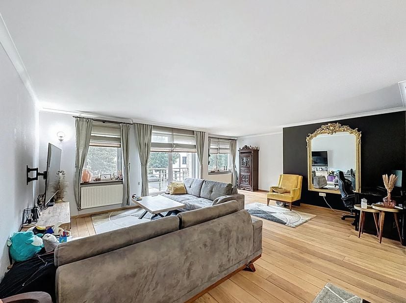 Dit appartement is gelegen in residentie "Beiaardgalm" op een gezellig pleintje vlakbij het centrum van Lommel en heeft een bewoonbare oppervlakte van