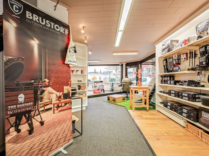 Op een gunstige locatie in Arendonk, nabij de Nederlandse grens ontdek je deze uitzonderlijke eigendom: een ruime, comfortabele woning met daaraan gek
