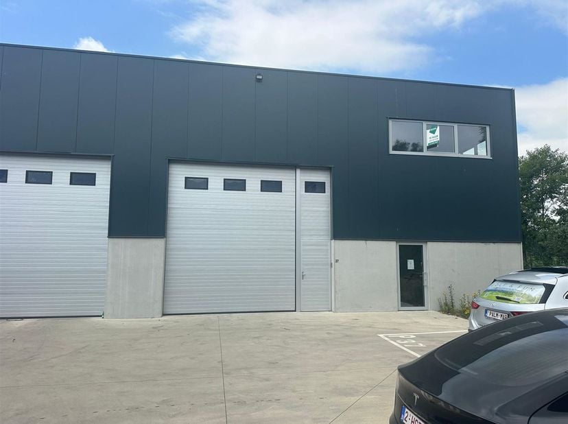 Op een uitstekende en vlot bereikbare locatie te Lede bevindt zich deze ruime en veelzijdige KMO-unit met een magazijnoppervlakte van 288 m² en een me