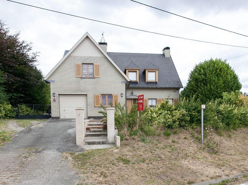 Une villa idéalement située, de style ouvert, comprenant deux étages et un sous-sol, trois chambres avec salle de douche attenante ; une quatrième piè