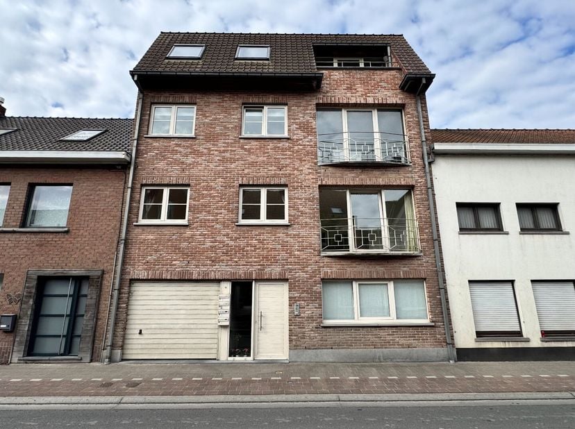 Appartement op de eerste verdieping met terras en garage te Zulte.<br />
Nabij het centrum van Zulte bevindt zich dit instapklare appartement op de ee