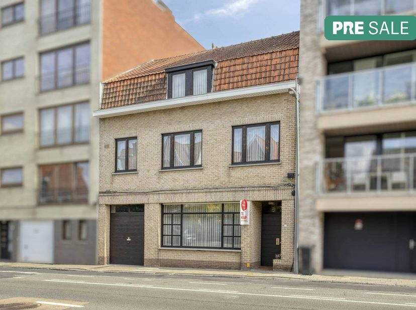 Unieke kans in centrum Ieper! Ruime woning (4-6 slpk) met stadstuin, inpandige garage &amp; dakterras. Ingedeeld in 2 entiteiten of eenvoudig om te bouwen