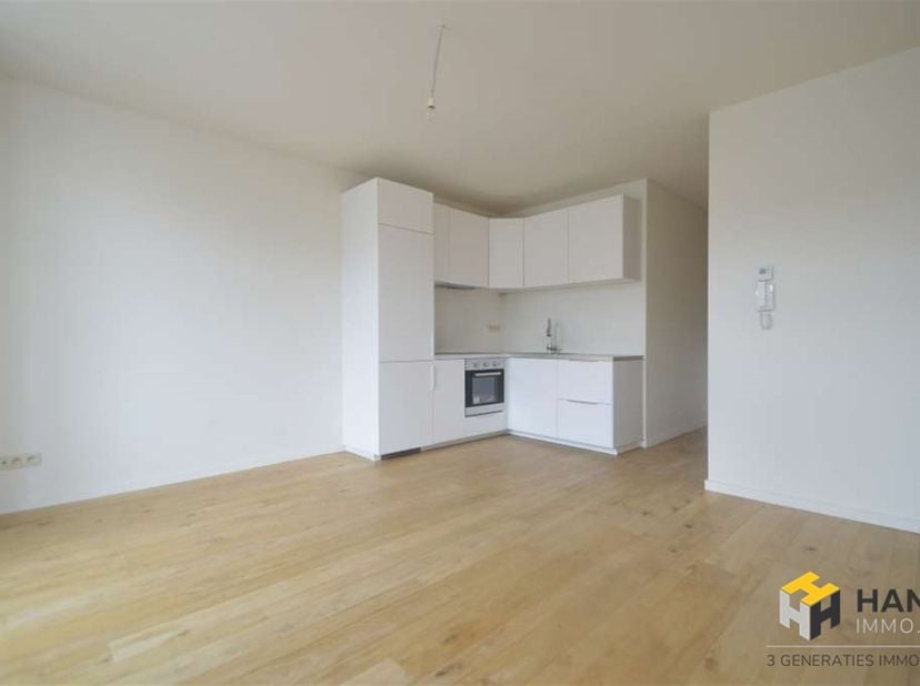 Volledig gerenoveerd (2016) appartement van 50m² met 2 slpks. gelegen op de eerste verdieping in een klein gebouw van 2 hoog zonder algemene kosten. I