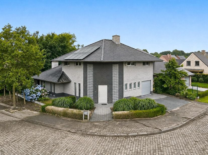 Op een rustige locatie in Koekelare bevindt zich deze verzorgde alleenstaande woning, gebouwd in 2006 op een perceel van 453 m². Met een bewoonbare op