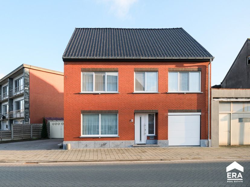 Ruime gezinswoning in het centrum van Olen, op een uitstekende ligging in een groene omgeving.Deze hoogwaardig afgewerkte woning combineert comfort (b