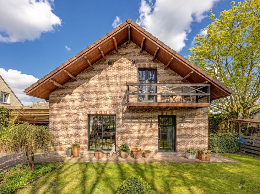 In een rustige en groene woonomgeving nabij Sint-Job bevindt zich deze uitstekend onderhouden woning op een mooi perceel van maar liefst 810 m². Dankz