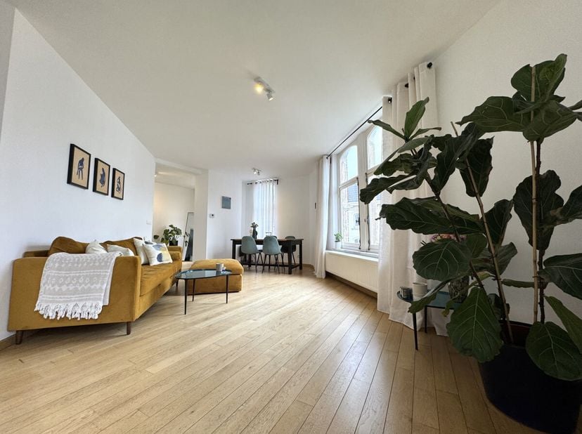 SOUS OPTION Splendide duplex dans un un immeuble d'angle de 1900 de style Art Nouveau réalisé par l'architecte Ernest Blerot ! Sur la ravissante Place