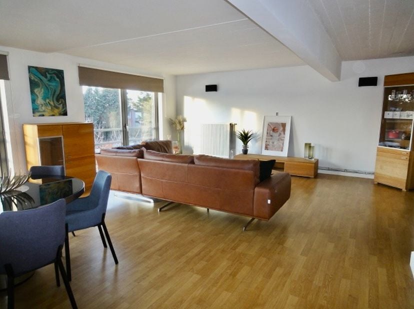 Dit groot appartement is centraal gelegen te Borsbeek op 5 minuten van Carrefour, Quick, Krëfel, Brico e.a., directe verbinding met rondpunt Wommelgem