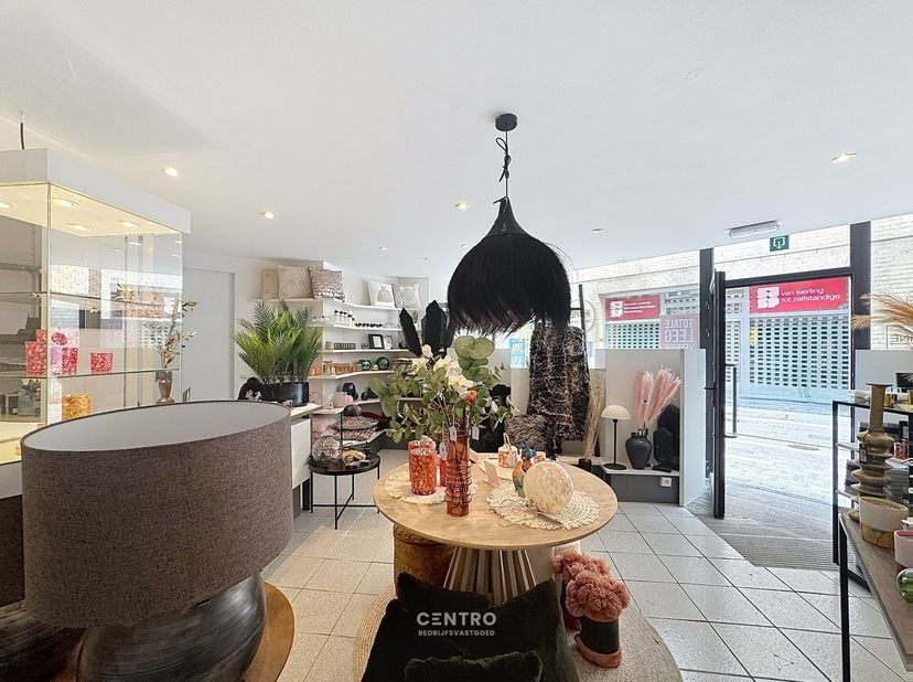 Handelspand met instapklare woonst op toplocatie in het centrum van Blankenberge!<br />
<br />
Commerciële zichtbaarheid, een instapklare woning en ee