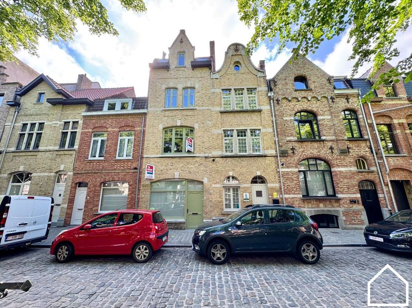 INSTAPKLARE WONING MET 5 SLPKS, 2 BADKAMERS EN TERRAS<br />
<br />
Deze woning is gelegen op 350m van de Grote Markt.  <br />
Er is geen renovatieverp