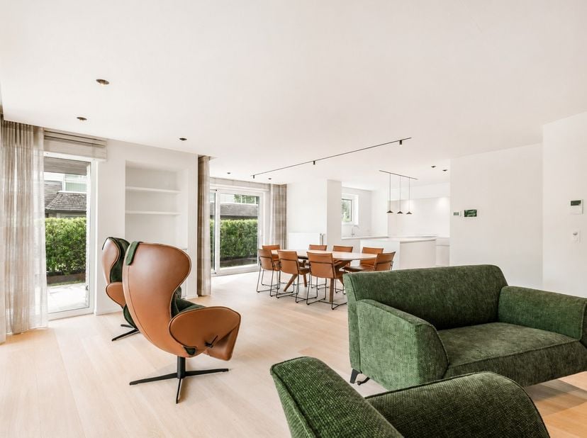 Schitterend gelijkvloers appartement, volledig afgewerkt en nooit bewoond. Hier stapt u binnen in een gloednieuwe, tijdloze leefomgeving van topkwalit