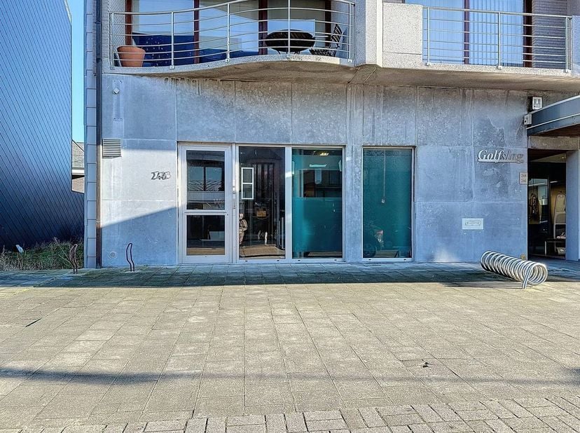 Rez-de-chaussée commercial bien entretenu situé au centre à vendre à Sint-Idesbald (Koksijde).<br />
<br />
La propriété dispose d'une surface commerc