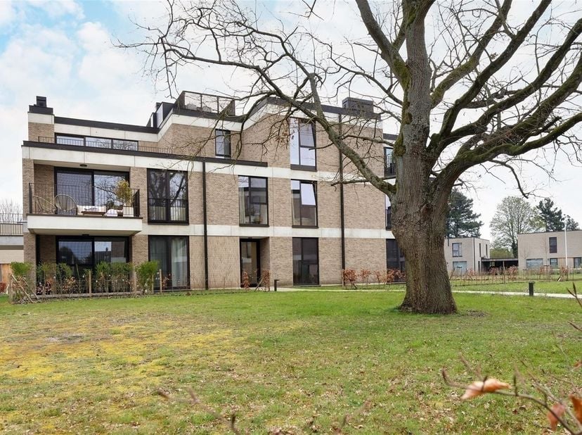 Recent (2024) energiezuinig nieuwbouw appartement met zonnig terras én ondergrondse autostaanplaats residentieel en groen gelegen<br />
<br />
Omgev