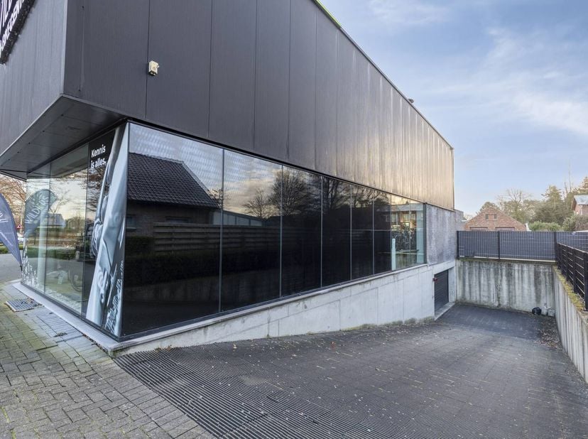 Algemene info: <br />
- recent gebouwd (2011)<br />
- hoogwaardig materiaalgebruik<br />
- ventilatie en airco's aanwezig<br />
- voldoende parkeergel