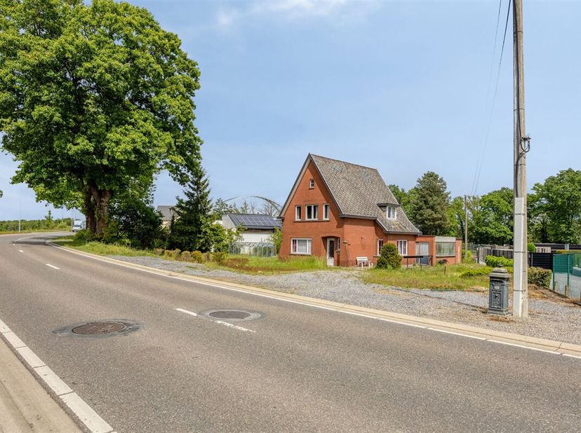 TE KOOP: Te renoveren woning met ruim perceel en projectmogelijkheden in Lummen!<br />
Bent u op zoek naar een renovatieproject met veel potentieel? D