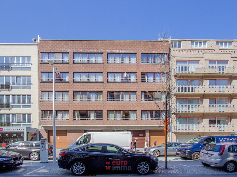 Zéér ruim, onbemeubeld woonappartement te huur in het hartje van Nieuwpoort-Bad. Voorzien van 2 zéér grote slaapkamers, een ruime badkamer en riante l
