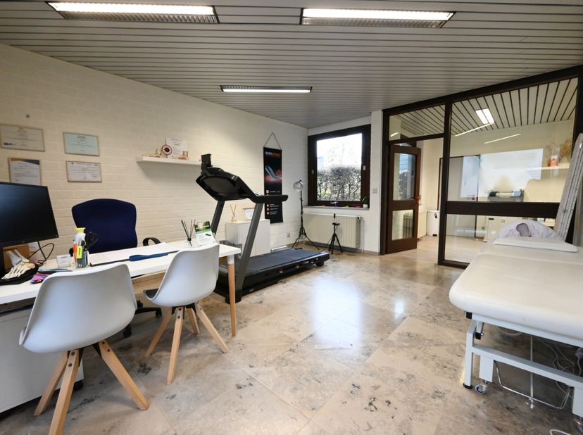 Deze praktijkruimte is ideaal gelegen in Roeselare, met een uitstekende bereikbaarheid dankzij de nabijheid van de Ringlaan (R32).<br />
<br />
De rui