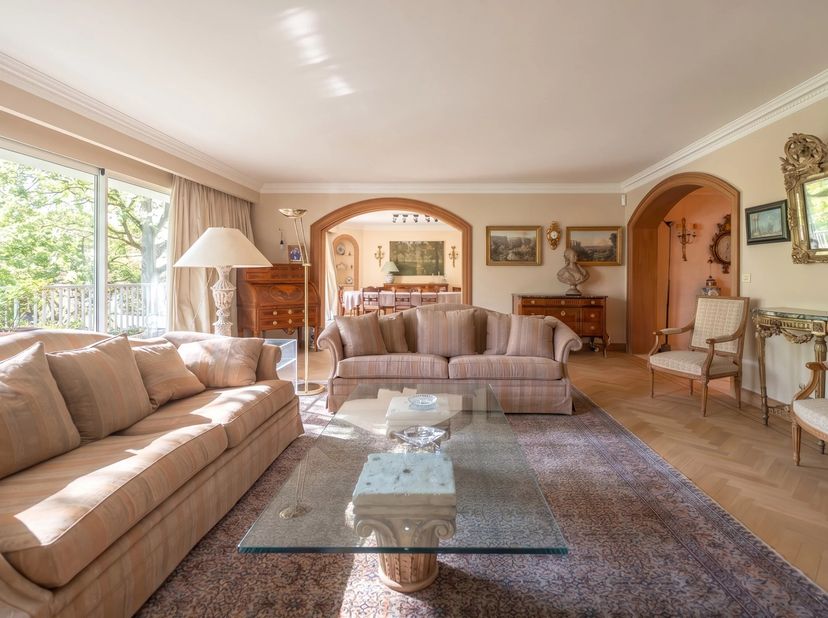 Victoire-Junot vous propose cet élégant appartement 4 façades d'une superficie de ± 277m² + terrasse. Situé dans une une avenue calme et arborée, il s